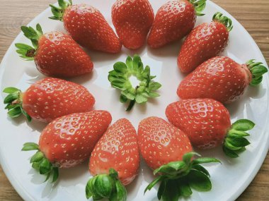 Masada yalıtılmış çilekler var.