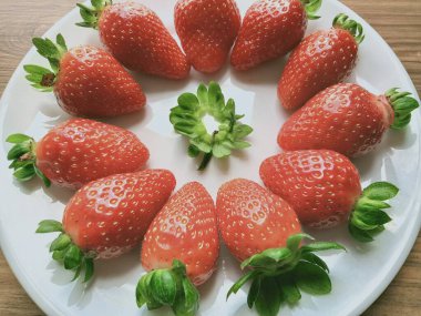 Masada yalıtılmış çilekler var.