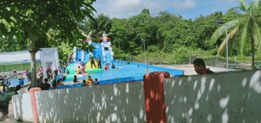 Turistler Air Panas Jasin, Melaka, Malezya 'da eğleniyorlar