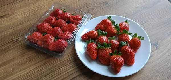 Fraises Isolées Sur Plaque Blanche — Photo