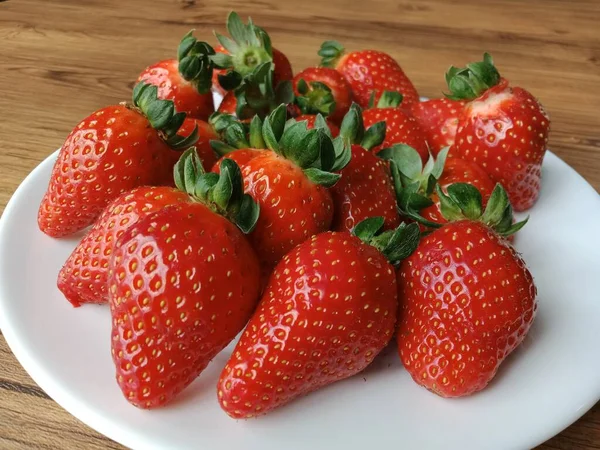 Strawberry Terisolasi Piring Putih — Stok Foto