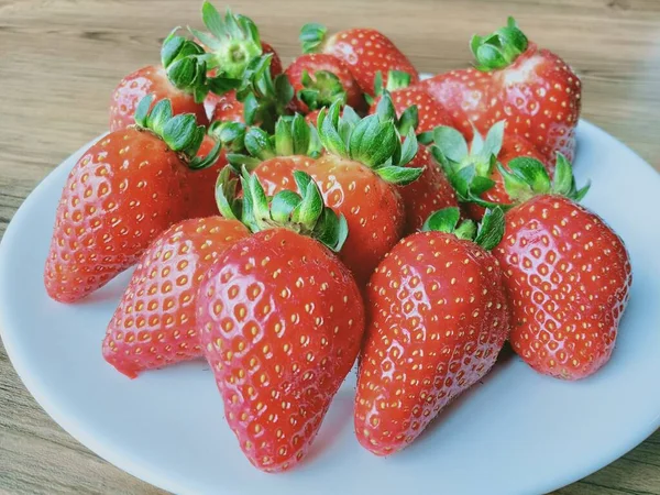 Erdbeeren Isoliert Auf Weißem Teller — Stockfoto