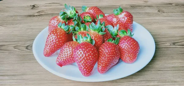 Erdbeeren Isoliert Auf Weißem Teller — Stockfoto