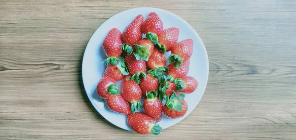 Fresas Aisladas Plato Blanco — Foto de Stock