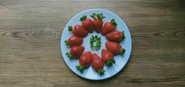用白盘分离的草莓 — 图库照片