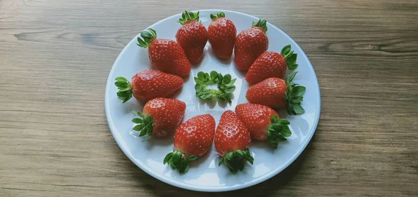 Aardbeien Geïsoleerd Tafel — Stockfoto