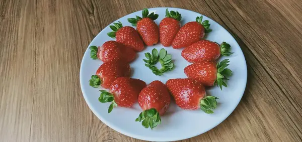 Erdbeeren Isoliert Auf Dem Tisch — Stockfoto