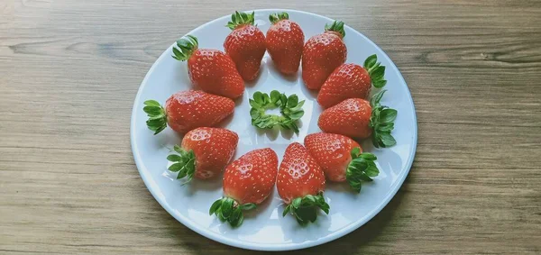 Φράουλες Που Απομονώνονται Στο Τραπέζι — Φωτογραφία Αρχείου