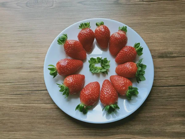 Fresas Aisladas Sobre Mesa —  Fotos de Stock