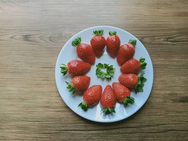 Erdbeeren Isoliert Auf Dem Tisch — Stockfoto