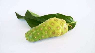 Beyaz arka planda yaprak ile noni meyveler