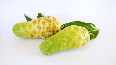 Beyaz arka planda yaprak ile noni meyveler