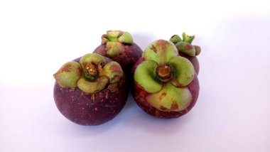 Beyaz arka plana karşı mangosteen meyveleri