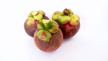 Beyaz arka plana karşı mangosteen meyveleri