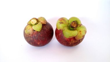 Beyaz arka plana karşı mangosteen meyveleri