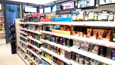 Alışveriş merkezinde vitrin rafı