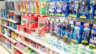 Alışveriş merkezinde vitrin rafı