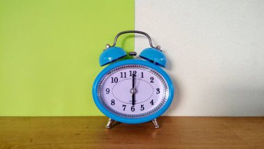 Masadaki mavi çalar saat.