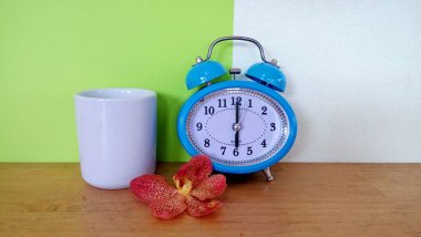 Masadaki mavi çalar saat.