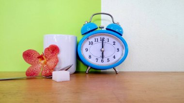 Masadaki mavi çalar saat.