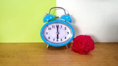 Masada izole edilmiş klasik çalar saat.