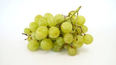 Beyaz arkaplanda izole edilmiş yeşil üzümler