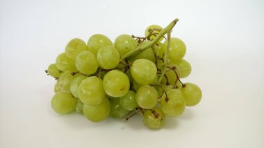 Beyaz arkaplanda izole edilmiş yeşil üzümler