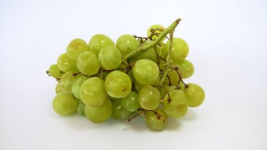 Beyaz arkaplanda izole edilmiş yeşil üzümler