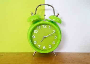 Masadaki çalar saati kapat.