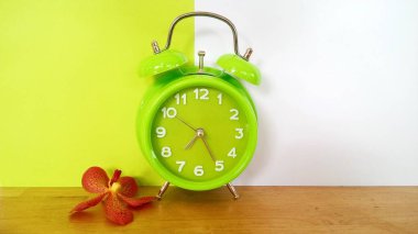 Masadaki çalar saati kapat.