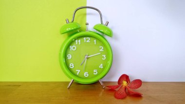 Masadaki çalar saati kapat.