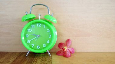 Masadaki yeşil çalar saat.