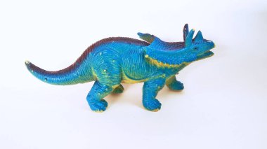 Beyaz arka planda dinozor oyuncağı