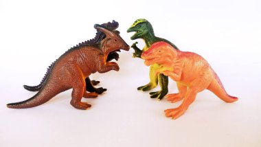 Beyaz arka planda dinozor oyuncağı