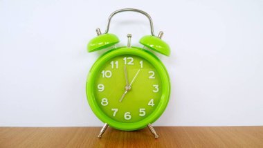 Masadaki çalar saati kapat.