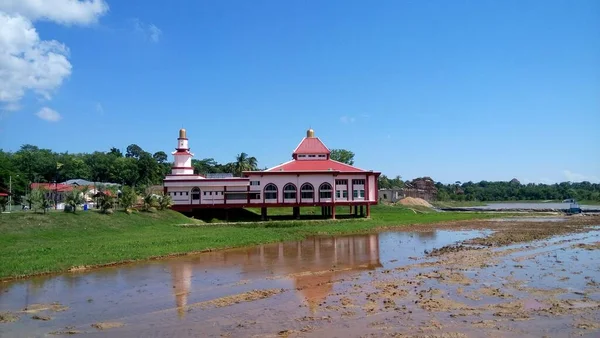 Mescid Tanah, Melaka, Malezya 'daki Salmah Khamis Camii manzarası 