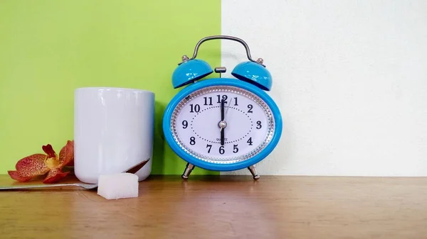 Despertador Taza Cuchara Cubo Azúcar Orquídea Escritorio — Foto de Stock