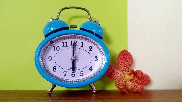 Relógio Alarme Azul Mesa — Fotografia de Stock