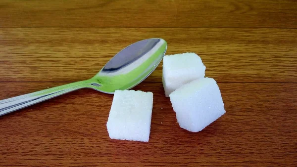 Zuckerwürfel Und Löffel Auf Dem Schreibtisch — Stockfoto