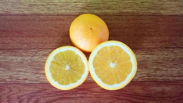 Orangenscheiben Isoliert Auf Dem Braunen Brett — Stockfoto