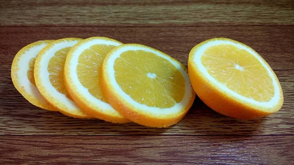 切菜板上的橙片 — 图库照片
