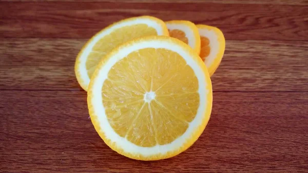 Φέτες Πορτοκαλιού Στον Πίνακα Κοπής — Φωτογραφία Αρχείου