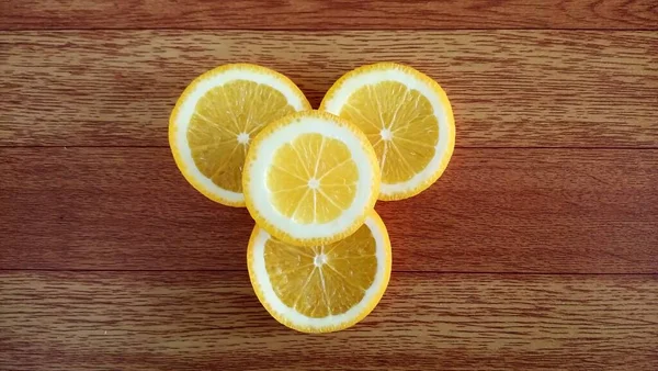 Orangenscheiben Auf Dem Schneidebrett — Stockfoto