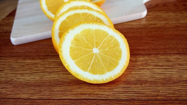 カッティングボード上のオレンジのスライスは — ストック写真