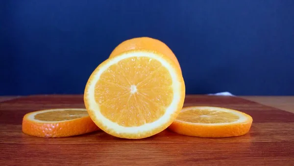 Orangenscheiben Auf Dem Schneidebrett — Stockfoto