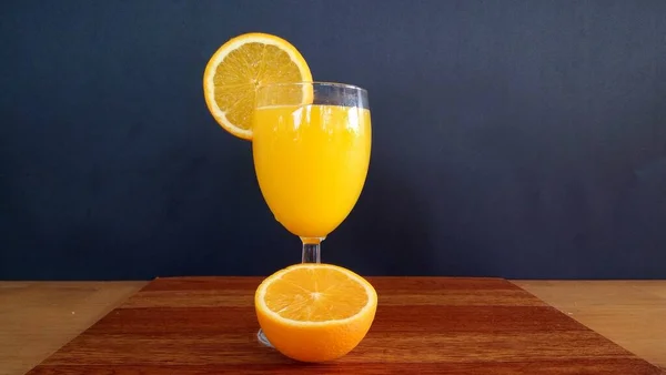 Färsk Apelsinjuice Träbord Över Svart Bakgrund — Stockfoto