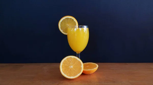 Jus Orange Frais Sur Table Bois Sur Fond Noir — Photo