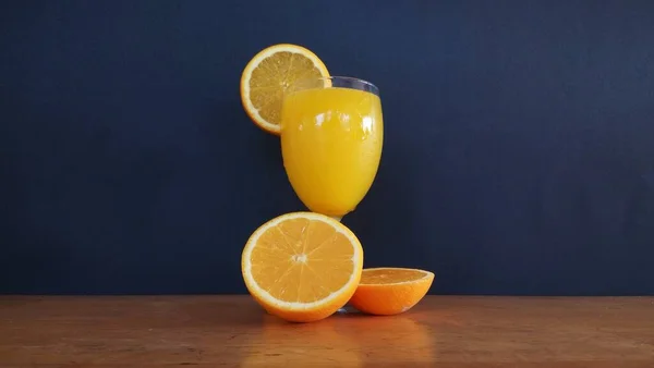 Färsk Apelsinjuice Träbord Över Svart Bakgrund — Stockfoto