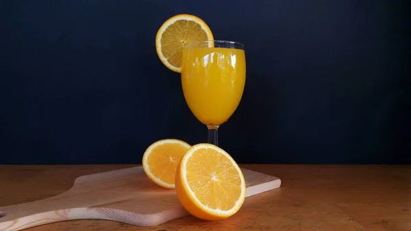 Jus Orange Frais Sur Table Bois Sur Fond Noir — Photo