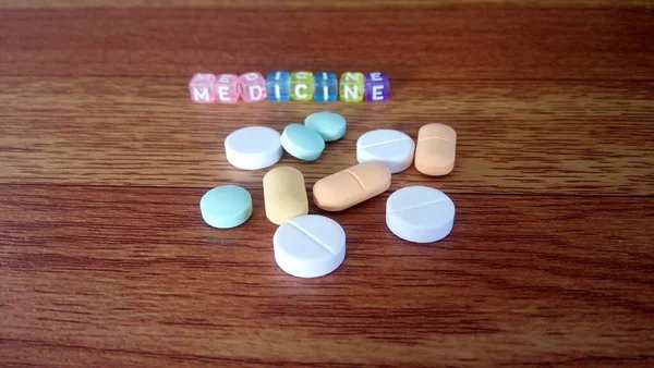 Pílulas Medicina Farmacêutica Sortidas Fundo Madeira — Fotografia de Stock